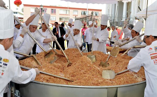 سرآشپزهای چینی و کاستاریکایی بزرگترین برنج سرخ شده جهان را در جشن سال نو چینی پختند و برای آن رکورد گینس به دست آوردند. - اسپوتنیک افغانستان  