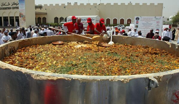 مردان عمانی در حالی  پختن  غذای سنتی &quot;کبسا&quot;. - اسپوتنیک افغانستان  