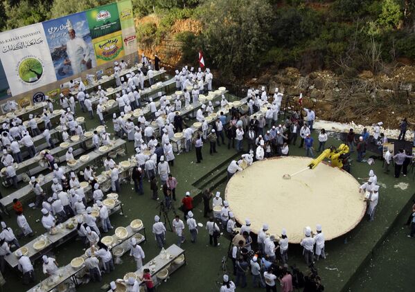 سرآشپزهای لبنانی بزرگترین بشقاب هوموس را برای ثبت رکورد جدید گینس در بیروت در 8 مه 2010 آماده کردند. - اسپوتنیک افغانستان  