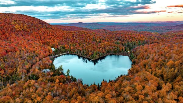 دریاچه بیکر/  رنگ های پاییزی در کبک  کانادا. - اسپوتنیک افغانستان  