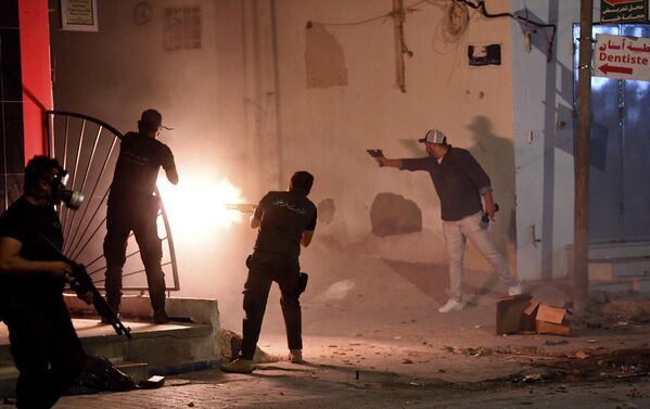  استفاده از گاز اشک آور در اعتراضات کارگران در  پایتخت تونس. - اسپوتنیک افغانستان  