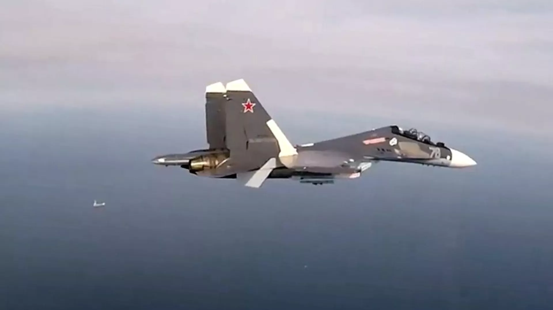 Многоцелевой истребитель Су-30СМ Балтийского флота во время плановой тренировки по нанесению авиаударов по надводным целям в Балтийском море