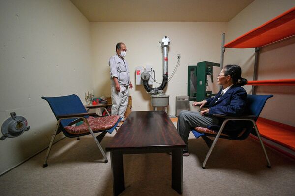 در این عکس دو نوکوبه اوریبه همراه با همکار خود فومیه ماتسوتانی در یکی از اتاق های این پناهگاه هستند. - اسپوتنیک افغانستان  