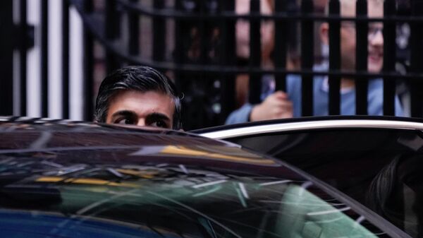 Новый лидер Консервативной партии Риши Сунак у машины в Лондоне  - اسپوتنیک افغانستان  