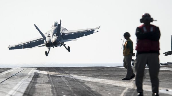 Самолет F/A-18F Super Hornet взлетает с палубы авианосца USS George H.W. Bush - اسپوتنیک افغانستان  