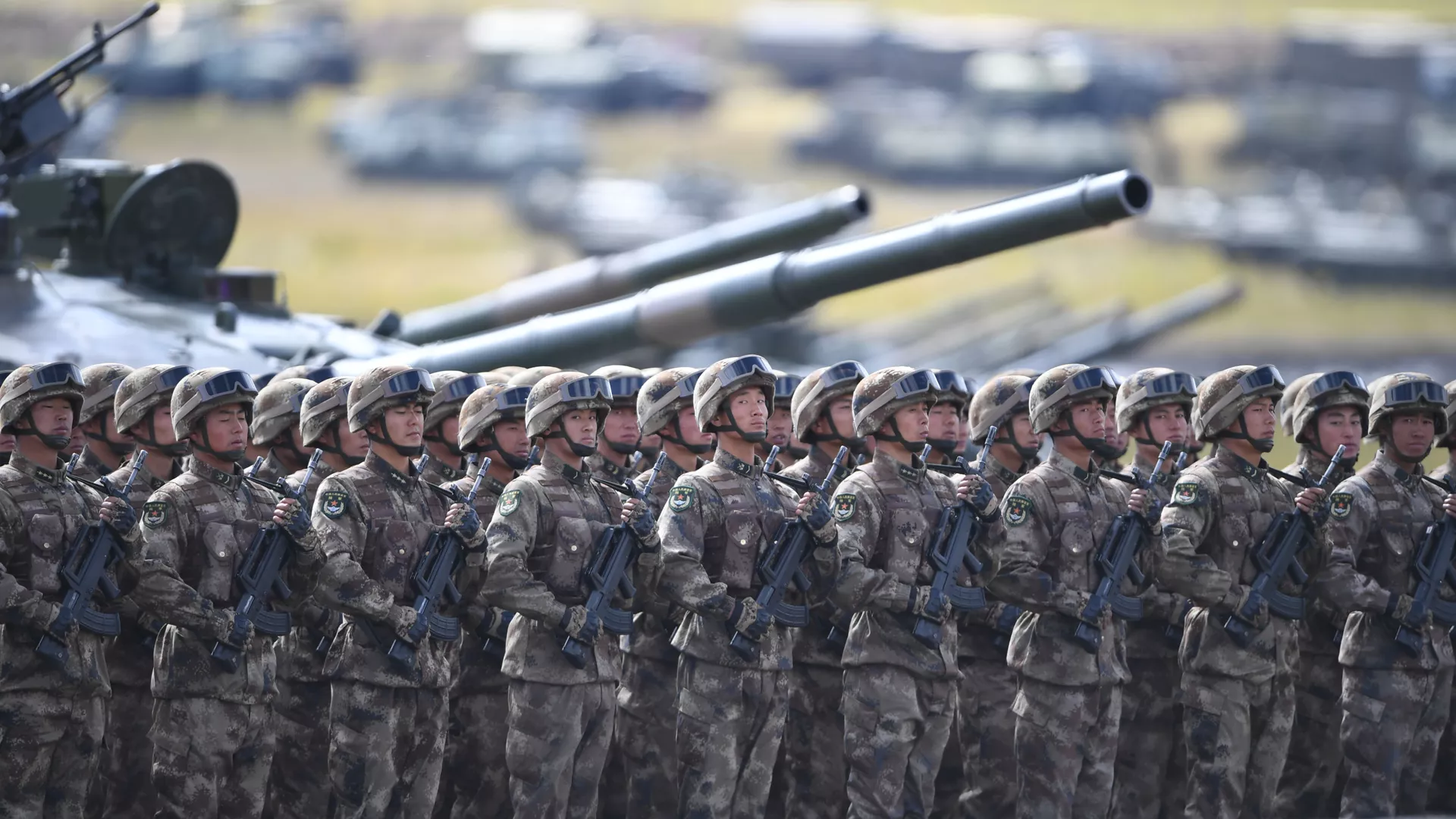 Военнослужащие армии КНР во время парада военной техники, участвовавшей в учениях Восток-2018