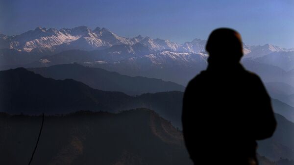 An Indian army soldier looks towards the snow-covered Pir Panjal range of mountains from one of their forward post at the Line of Control (LOC) between India and Pakistan border, in Poonch, about 248 kilometers (155 miles) from Jammu, India, Wednesday, Dec. 16, 2020 - اسپوتنیک افغانستان  