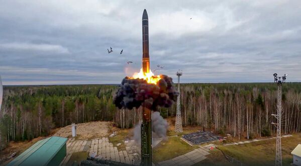  این عکس از ویدئویی که سرویس مطبوعاتی وزارت دفاع روسیه در روز چهارشنبه 26 اکتوبر 2022 منتشر شد، گرفته شده است. یک موشک بالستیک قاره پیما یارس به عنوان بخشی از تمرینات هسته ای روسیه از یک سایت پرتاب در پلستسک، شمال غربی روسیه، آزمایش شده است. ولادیمیر پوتین، رئیس‌جمهور روسیه، تمرین‌های نیروهای هسته‌ای راهبردی این کشور را که شامل پرتاب‌های تمرینی بیشمار موشک‌های بالستیک و کروز است، زیر نظر گرفته است. کرملین در بیانیه ای اعلام کرد، که تمامی موشک های آزمایش شده به اهداف تعیین شده خود رسیده اند. - اسپوتنیک افغانستان  