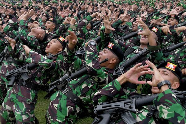 سربازان اندونزیایی در یک تمرین امنیتی برای آماده شدن برای نشست سران G20 در دنپاسار در جزیره تفریحی اندونزی بالی در 26 اکتوبر 2022 شرکت می کنند. (عکس از سونی ا اف پ/ تومبلاکا)  - اسپوتنیک افغانستان  