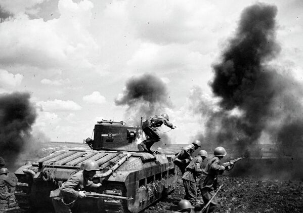 جنگ بزرگ میهنی 1941-1945، هجوم تانک های جگرن موزگوف در منطقه زمیف حین حمله. جبهه جنوب غربی. - اسپوتنیک افغانستان  