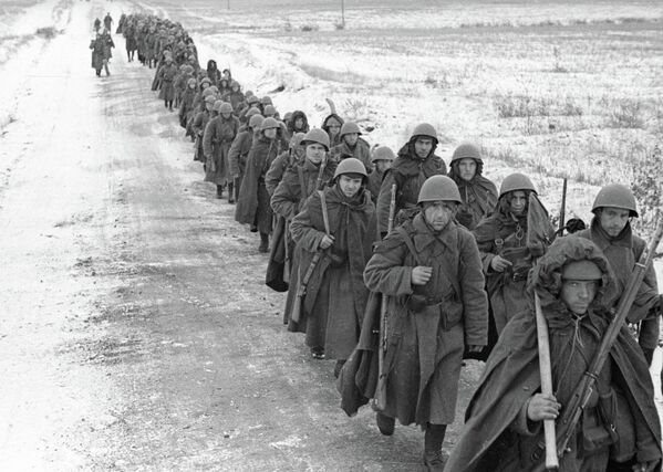 سربازان جبهه دوم اوکراین در راهپیمایی در طول جنگ بزرگ میهنی 1941-1945. - اسپوتنیک افغانستان  