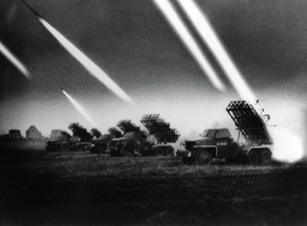 جنگ بزرگ میهنی 1941-1945 گارد راکت انداز بی ام-12 &quot;کاتیوشا&quot;. جبهه اول اوکراین اوکراین. - اسپوتنیک افغانستان  