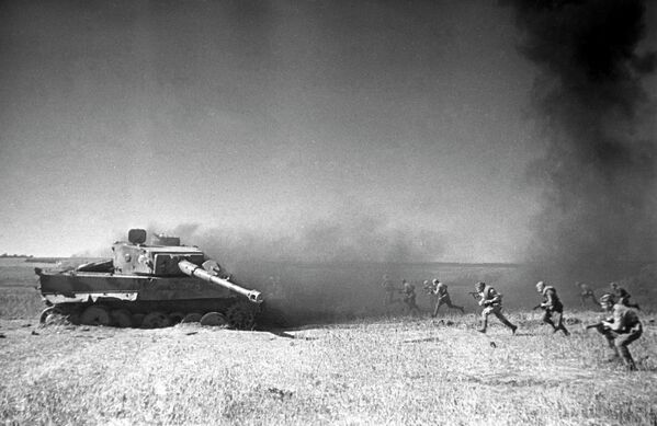 جنگ بزرگ میهنی 1941-1945 جبهه اول اوکراین پیاده نظام وارد حمله می شود. 1943 - اسپوتنیک افغانستان  