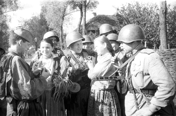 آزادسازی یکی از روستاهای اتحاد جماهیر شوروی اوکراین از اشغالگران آلمانی. جنگ بزرگ میهنی (1941-1945). - اسپوتنیک افغانستان  