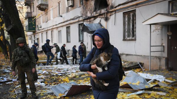 Девушка с кошкой возле жилого дома в Донецке - اسپوتنیک افغانستان  