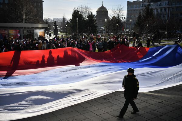 به نمایش گذاشتن پرچم روسیه در شهر نووسیبیرسک. - اسپوتنیک افغانستان  