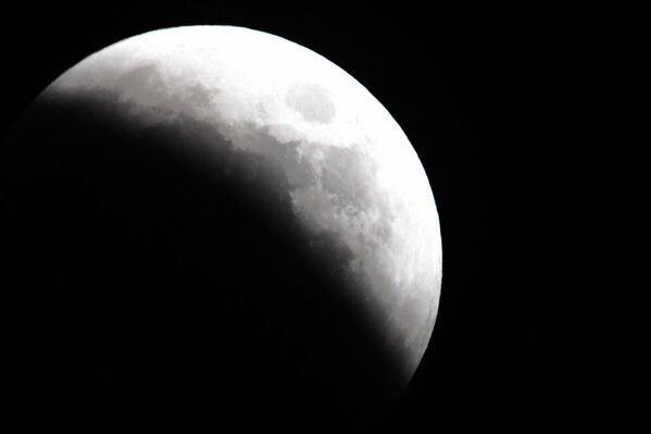ماه در هنگام خسوف در ولادی وستوک. در روز 8 نوامبر، بعد از ظهر، ماه تا حدی زیر سایه زمین می رود و ماه اورانوس را می پوشاند و به رنگ قرمز زرشکی (ماه خونی) در می آید. این رویداد راهروی خورشید گرفتگی را که در ماه اکتبر آغاز شده بود، تکمیل خواهد کرد. دفعه بعد این را می توان تنها پس از چند سال مشاهده کرد. - اسپوتنیک افغانستان  