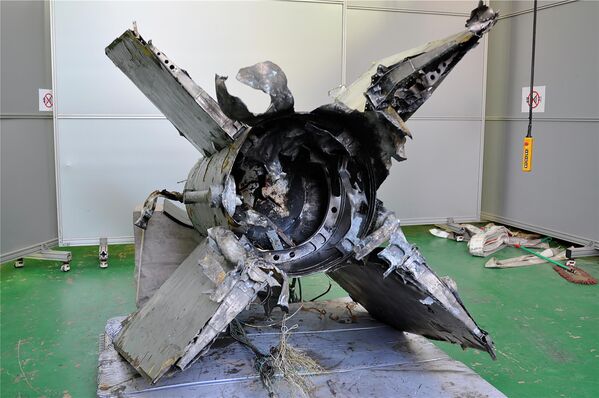 این عکس بدون تاریخ ارائه شده توسط وزارت دفاع کوریای جنوبی در روز چهارشنبه، 9 نوامبر 2022، بقایای موشکی بازیابی شده را در دریای شرقی کوریای جنوبی نشان می دهد که طبق گزارش کوریای جنوبی، آن را موشک زمین به هوای SA-5 کوریای شمالی شناسایی کرده است. - اسپوتنیک افغانستان  