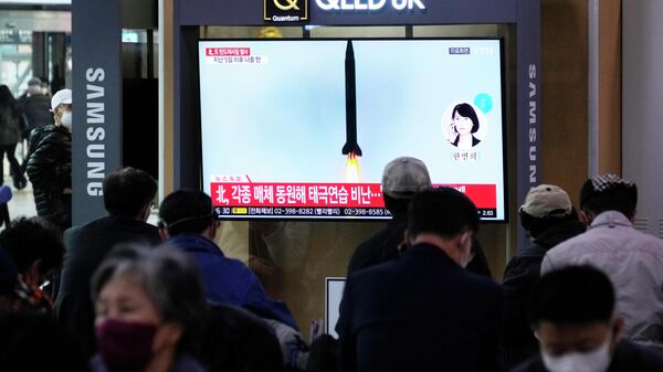 Трансляция запуска северокорейской ракеты во время программы новостей на Сеульском железнодорожном вокзале - اسپوتنیک افغانستان  