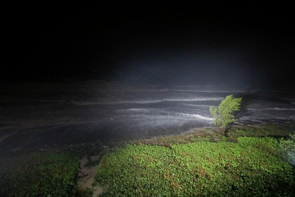 قبل از اینکه طوفان &quot;نیکول&quot; در ساحل جنسن  شدید بگیرد، فلوریدا به خشکی برسد. - اسپوتنیک افغانستان  