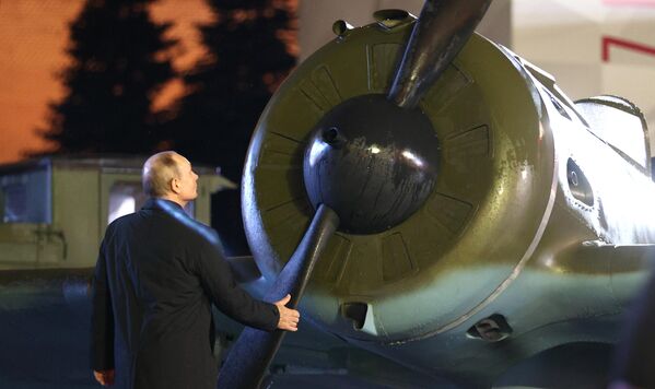 ولادیمیر پوتین رئیس جمهور روسیه در حال بازدید از نمایشگاه تعاملی نما از تاریخچه دفاع مسکو میباشد.8 نوامبر 2022 - اسپوتنیک افغانستان  