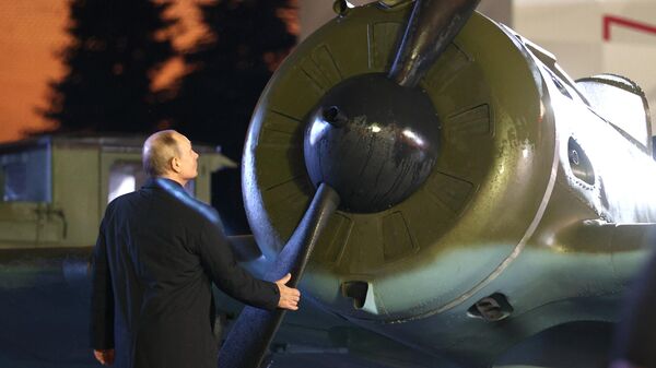 Президент РФ Владимир Путин посетил интерактивный музей под открытым небом, посвященный истории обороны Москвы - اسپوتنیک افغانستان  