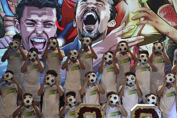 مردان جوان در مراسم رونمایی از لباس جدید تیم ملی فوتبال ایران برای جام جهانی 2022، ایران در دیدار افتتاحیه خود در قطر در تاریخ نوامبر به مصاف انگلیس می رود. - اسپوتنیک افغانستان  