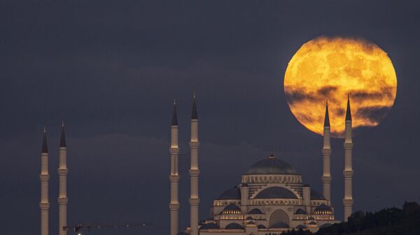 Лунное затмение за мечетью Камлика в Стамбуле - اسپوتنیک افغانستان  