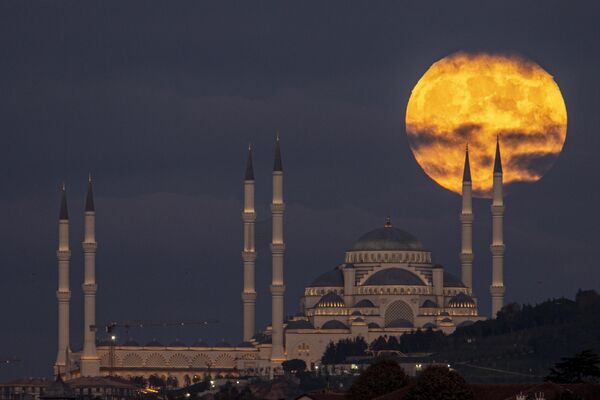 مهتاب کامل در پشت مسجد چاملیجا در استانبول، ترکیه، سه شنبه، نوامبر. 8، 2022. (AP Photo/Emrah Gurel) - اسپوتنیک افغانستان  