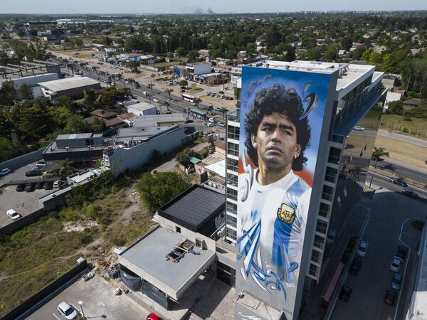 نقاشی اسطوره دیگو مارادونا در دیوار یکی از ساختمانی های شهر حومه بوئنوس آیرس، آرژانتین. - اسپوتنیک افغانستان  