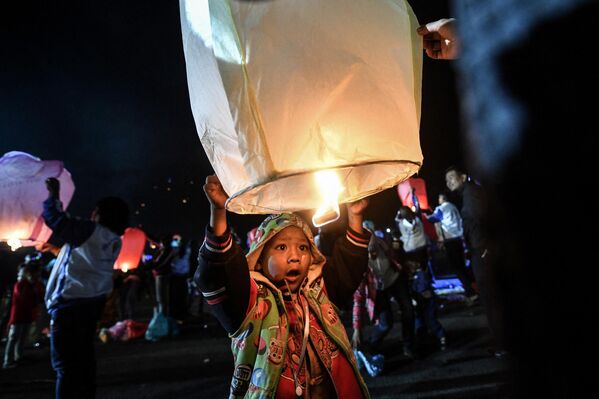 این عکس پسری کوچک بالون آتشی را به پرواز در میارد  که در 6 نوامبر 2022   را نشان می دهد که یک  را در طول جشنواره نورپردازی Tazaungdaing در شهر Pyin Oo Lwin. - اسپوتنیک افغانستان  