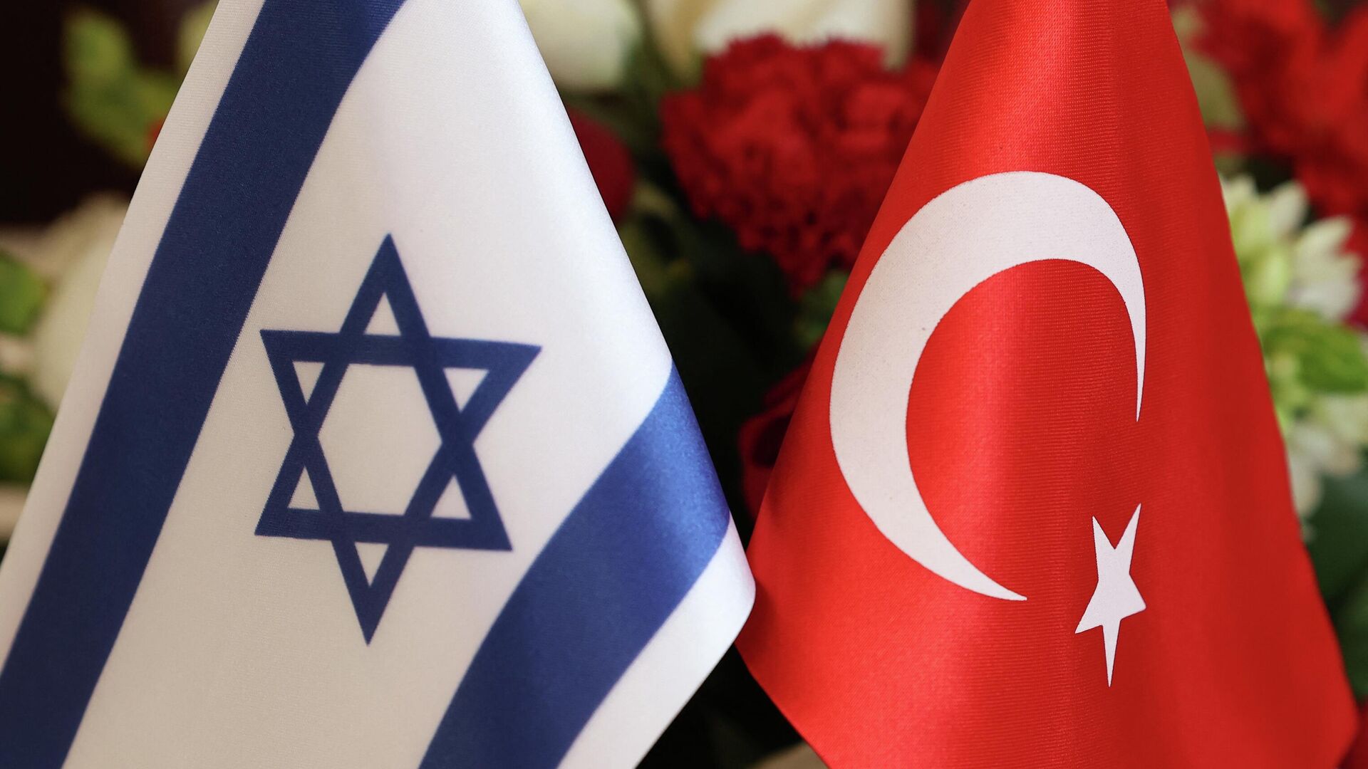The Turkish (R) and Israeli flags are pictured before a meeting between the Turkish Foreign Minister Mevlut Cavusoglu and Israeli businessmen, in the coastral city of Tel Aviv, on May 25, 2022. - Cavusoglu is on a visit to Israel and the occupied-West Bank to meet with Israeli and Palestinian officials. (Photo by JACK GUEZ / AFP) - اسپوتنیک افغانستان  , 1920, 12.11.2022