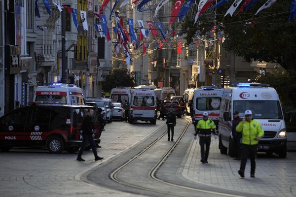 موترهای پولیس و آمبولانس‌ها در محل انفجار در جاده پیاده روی محبوب استقلال در استانبول، ترکیه، یکشنبه، 13 نوامبر 2022، پارک شده‌اند. علی یرلیکایا، قوماندان پولیس استامبول در توییتی اعلام کرد که انفجار حدود ساعت 4:20 بعد از ظهر رخ داده است. (1320 به وقت گرینویچ) و کشته ها و مجروحین وجود دارد، اما تعداد آنها را نگفت. علت انفجار مشخص نبود. - اسپوتنیک افغانستان  