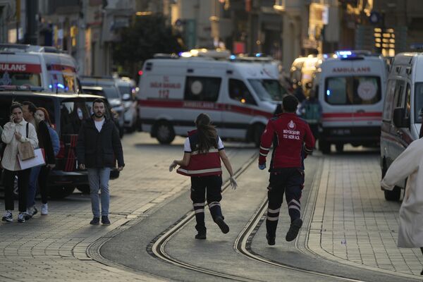 نیروهای امنیتی و آمبولانس ها در محل حادثه پس از انفجار در جاده استقلال عابر پیاده محبوب استانبول، یکشنبه، 13 نوامبر 2022. قوماندان استامبول، علی یرلیکایا، در توییتی نوشت که انفجار حدود ساعت 4:20 بعد از ظهر رخ داد. (1320 به وقت گرینویچ) و کشته ها و مجروحین وجود دارد، اما تعداد آنها را نگفت. علت انفجار مشخص نبود - اسپوتنیک افغانستان  
