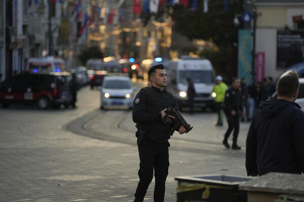 نیروهای امنیتی و آمبولانس ها در محل حادثه پس از انفجار در خیابان استقلال عابر پیاده محبوب استانبول، یکشنبه، 13 نوامبر 2022. فرماندار استانبول، علی یرلیکایا، در توییتی نوشت که انفجار حدود ساعت 4:20 بعد از ظهر رخ داد. (1320 به وقت گرینویچ) و کشته ها و مجروحین وجود دارد، اما تعداد آنها را نگفت. - اسپوتنیک افغانستان  