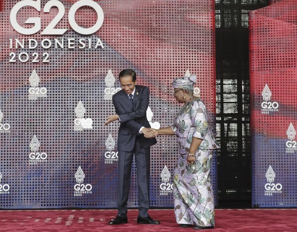 رئیس جمهور اندونزی، جوکو ویدودو، در سمت راست، هنگام ورود به اجلاس سران گروه 20، در حال خوش آمدید مدیر کل سازمان تجارت جهانی (WTO) نگوزی اوکونجو-ایویلا.سه شنبه, 15 نوامبر 2022. - اسپوتنیک افغانستان  