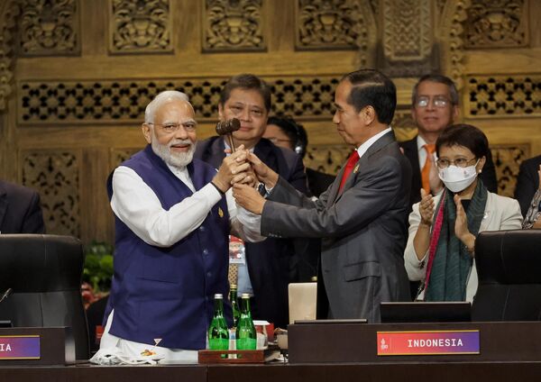 نارندرا مودی، نخست وزیر هند، چپ و جوکو ویدودو، رئیس جمهور اندونزی، در مراسم تحویل در اجلاس سران G20 در نوسا دعا، بالی، اندونزی، چهارشنبه، 16 نوامبر 2022 شرکت کردند. - اسپوتنیک افغانستان  