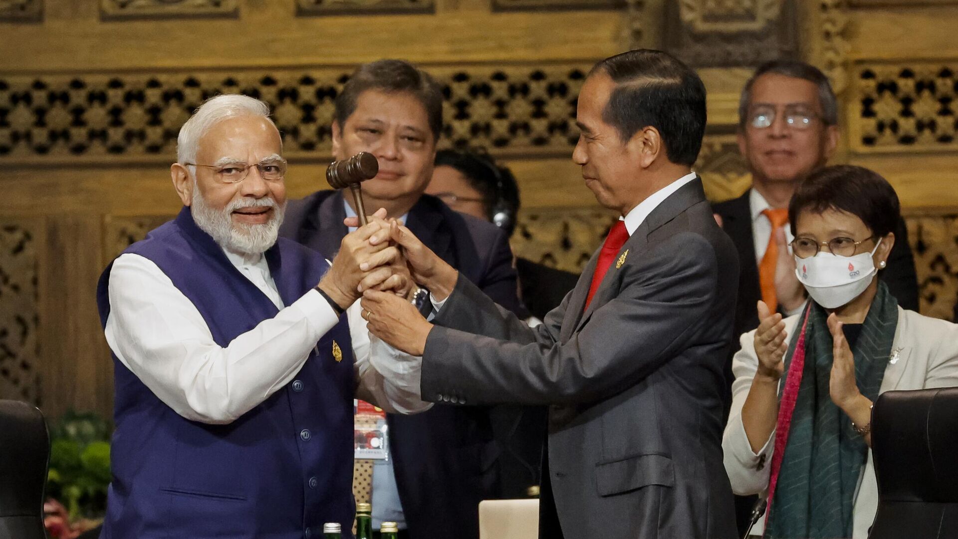 Премьер-министр Индии Нарендра Моди и президент Индонезии Джоко Видодо принимают участие в церемонии передачи на саммите лидеров G20 в Нуса-Дуа, Бали, Индонезия - اسپوتنیک افغانستان  , 1920, 17.11.2022