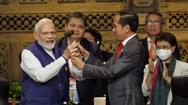 Премьер-министр Индии Нарендра Моди и президент Индонезии Джоко Видодо принимают участие в церемонии передачи на саммите лидеров G20 в Нуса-Дуа, Бали, Индонезия - اسپوتنیک افغانستان  