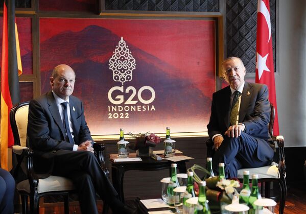 اولاف شولتس، صدراعظم آلمان در سمت چپ و رجب طیب اردوغان، رئیس جمهور ترکیه، طی یک دیدار دوجانبه در حاشیه اجلاس سران G20 در نوسا دعا، بالی، اندونزی، سه شنبه 16 نوامبر 2022 ملاقات کردند. - اسپوتنیک افغانستان  