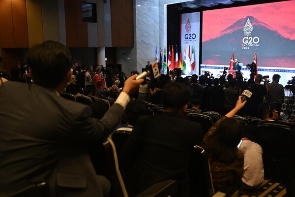 رجب طیب اردوغان رئیس جمهور ترکیه در یک کنفرانس مطبوعاتی در جریان اجلاس سران گروه 20 در بالی صحبت می کند. هفدهمین نشست سران کشورهای گروه بیست (G20) از 15 تا 16 نوامبر در جزیره بالی اندونزی برگزار شد. - اسپوتنیک افغانستان  