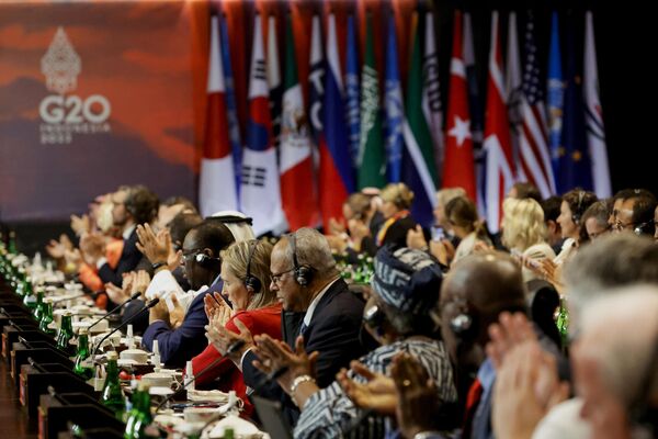 نمایندگان در طی مراسم تحویل در اجلاس سران G20، در نوسا دعا، بالی، اندونزی، چهارشنبه 16 نوامبر 2022 کف می زنند. - اسپوتنیک افغانستان  