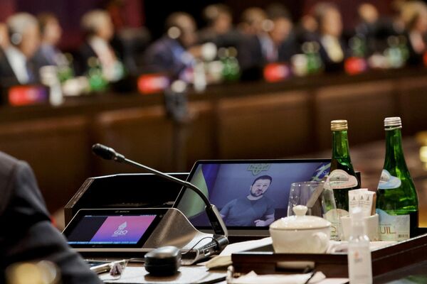 رئیس جمهور اوکراین ولودیمیر زلنسکی در جلسه ای از طریق ویدئو کنفرانس در جریان اجلاس سران G20 در نوسا دعا، بالی، اندونزی، چهارشنبه 16 نوامبر 2022 سخنرانی می کند. - اسپوتنیک افغانستان  