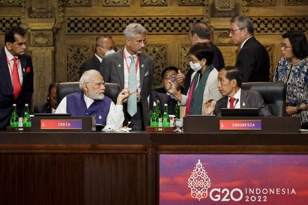 نارندرا مودی، نخست وزیر هند، نشسته چپ، و جوکو ویدودو، رئیس جمهور اندونزی، نشسته در سمت راست، در نشستی در نشست سران G20 در نوسا دعا، بالی، اندونزی، چهارشنبه 16 نوامبر 2022 شرکت می کنند. - اسپوتنیک افغانستان  