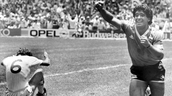 Диего Марадона во время матча между сборными Аргентины и Англии на ЧМ по футболу в Мексике, 1986 год - اسپوتنیک افغانستان  