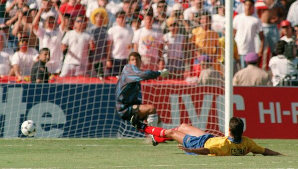 (فایل ها) عکس پرونده مورخ 22 جون 1994، مدافع کلمبیا، آندرس اسکوبار (راست) را نشان می دهد، که در زمین دراز کشیده است، در حالی که شوت جان هارکز از ایالات متحده را در بازی جام جهانی 94 آنها در روزا بول به سمت دروازه خود منحرف می کند. یک دقیقه سکوت در 15 جون پیش از بازی جام جهانی 1998 که کلمبیا در مقابل رومانی قرار داشت به یاد اسکوبار که در سال 1994 مورد اصابت گلوله قرار گرفت، برگزار خواهد شد. - اسپوتنیک افغانستان  