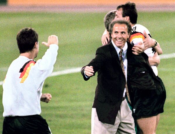 فرانتس بکن باوئر (C) مربی تیم ملی فوتبال آلمان غربی پس از شکست مدافع عنوان قهرمانی آرژانتین با یک ضربه پنالتی توسط مدافع آندریاس برهمه در فینال جام جهانی، 8 جولای 1990 در رم، جشن می گیرد. این دومین عنوان جهانی بکن باوئر پس از کسب آن به عنوان بازیکن در سال 1974 و سومین قهرمانی آلمان (1954، 1974 و 1990) است. - اسپوتنیک افغانستان  