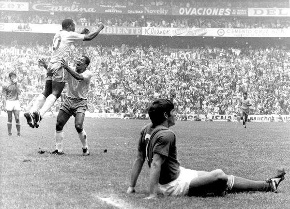 پله برزیلی (آرانتس دو ناسیمنتو ادسون)، شماره 10، پس از به ثمر رساندن اولین گل برزیل در ورزشگاه آزتکا، مکزیکو سیتی، در 21 جون 1970، در نیمه اول فینال جام جهانی 1970، از خوشحالی می پرد. برزیل با نتیجه 4- 1 ایتالیا را شکست داد.  - اسپوتنیک افغانستان  