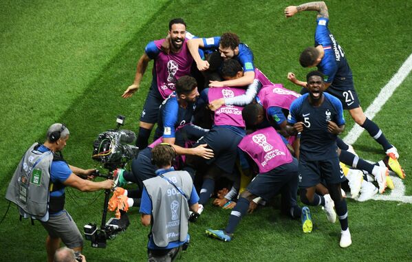 بازیکنان فرانسوی پیروزی در دیدار نهایی جام جهانی بین فرانسه و کرواسی را جشن گرفتند. - اسپوتنیک افغانستان  