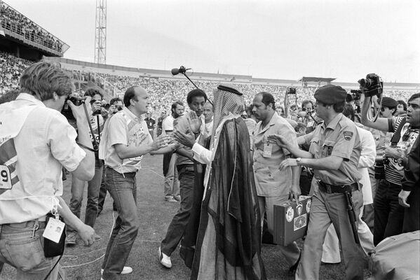 شیخ فهد الاحمد الصباح (C)، برادر امیر کویت در جریان بازی فوتبال جام جهانی بین فرانسه و کویت در 21 جون 1982 در وایادولید - اسپوتنیک افغانستان  